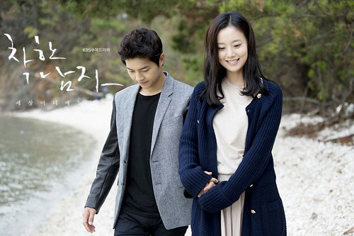 Bộ ảnh Song Joong Ki ngọt ngào bên cạnh Moon Chae Won gây sốt trở lại sau 8  năm, Song Hye Kyo liền bị đem ra so sánh