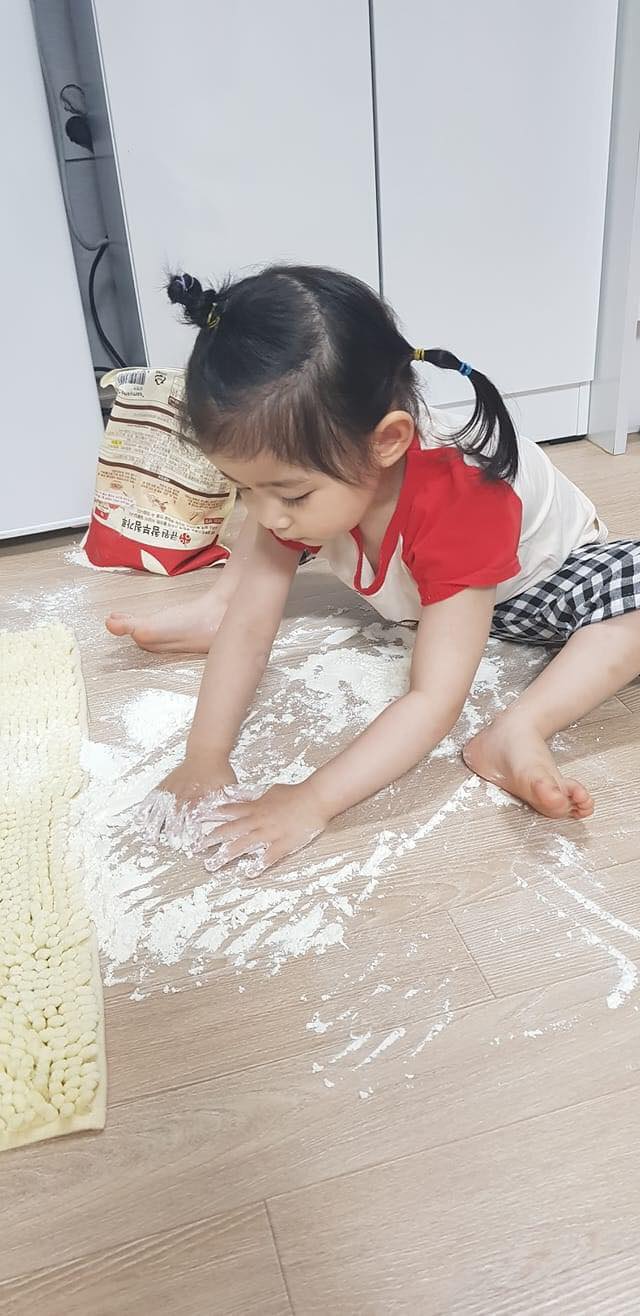 "Con con vui lắm, nó không nghịch tí nào đâu" - câu nói hài hước của các mẹ và chùm ảnh trái ngược khiến hội bỉm sữa đồng cảm sâu sắc - Ảnh 3. "Con con vui lắm, nó không nghịch tí nào đâu" - câu nói hài hước của các mẹ và chùm ảnh trái ngược khiến hội bỉm sữa đồng cảm sâu sắc - Ảnh 3.