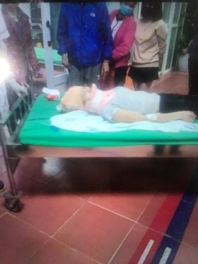 Hà Nội: Hai cô gái trẻ bị 2 xe ô tô tông liên tiếp, kéo lê hàng trăm mét rồi bỏ chạy - Ảnh 2. Hà Nội: Hai cô gái trẻ bị 2 xe ô tô tông liên tiếp, kéo lê hàng trăm mét rồi bỏ chạy - Ảnh 2.