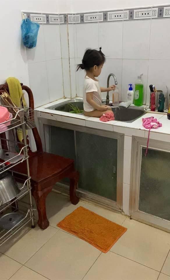 "Con con vui lắm, nó không nghịch tí nào đâu" - câu nói hài hước của các mẹ và chùm ảnh trái ngược khiến hội bỉm sữa đồng cảm sâu sắc - Ảnh 2. "Con con vui lắm, nó không nghịch tí nào đâu" - câu nói hài hước của các mẹ và chùm ảnh trái ngược khiến hội bỉm sữa đồng cảm sâu sắc - Ảnh 2.