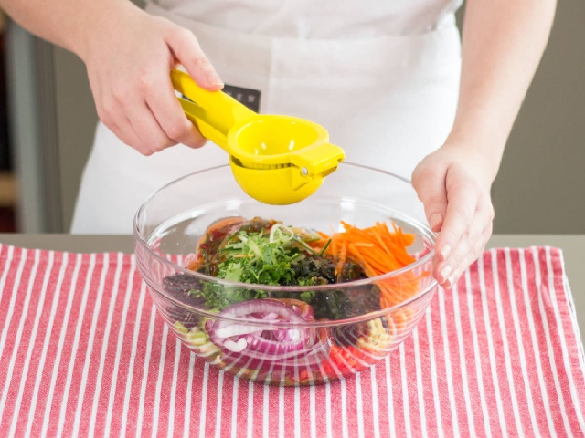 Món salad quen thuộc trong các nhà hàng Nhật Bản hóa ra lại có công thức chế biến nhanh gọn đến không tưởng: Thao tác 5 phút là xong, vừa ngon vừa tiết kiệm! - Ảnh 4. Món salad quen thuộc trong các nhà hàng Nhật Bản hóa ra lại có công thức chế biến nhanh gọn đến không tưởng: Thao tác 5 phút là xong, vừa ngon vừa tiết kiệm! - Ảnh 4.