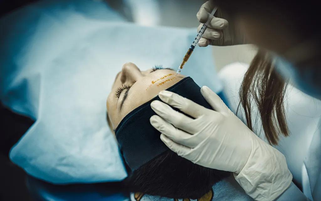 Sự thật về những mũi ti&ecirc;m filler thần th&aacute;nh xuất xứ từ Trung Quốc: Chi ph&iacute; sản xuất 70 ngh&igrave;n, b&aacute;n ra c&oacute; khi l&ecirc;n tới cả chục triệu đồng - Ảnh 2.