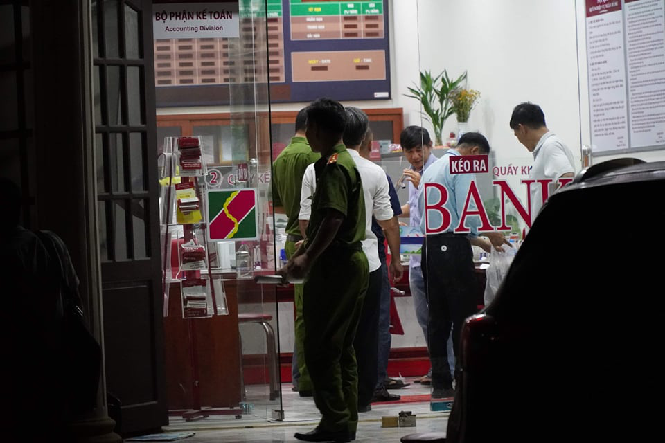 Truy bắt kẻ bịt mặt, cầm hung khí xông vào ngân hàng ở Đồng Nai hô to lựu đạn đây - Ảnh 4.