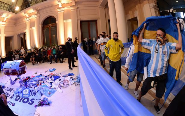 Choáng váng trước cảnh hàng vạn người Argentina nối đuôi nhau cả cây số để vào viếng Maradona: Số người tiễn đưa Cậu bé vàng ước tính lên tới cả triệu - Ảnh 4.