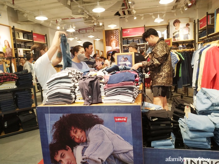Cận cảnh Black Friday Sài Gòn: Hôm qua còn "heo hút", nay nhiều nơi vỡ trận - Ảnh 9. Cận cảnh Black Friday Sài Gòn: Hôm qua còn "heo hút", nay nhiều nơi vỡ trận - Ảnh 9.