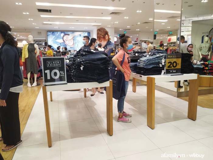 Cận cảnh Black Friday Sài Gòn: Hôm qua còn "heo hút", nay nhiều nơi vỡ trận - Ảnh 10. Cận cảnh Black Friday Sài Gòn: Hôm qua còn "heo hút", nay nhiều nơi vỡ trận - Ảnh 10.