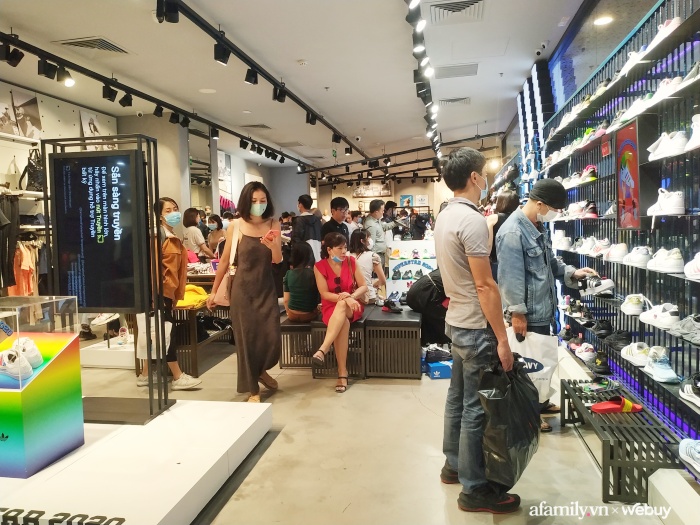 Cận cảnh Black Friday Sài Gòn: Hôm qua còn "heo hút", nay nhiều nơi vỡ trận - Ảnh 7. Cận cảnh Black Friday Sài Gòn: Hôm qua còn "heo hút", nay nhiều nơi vỡ trận - Ảnh 7.