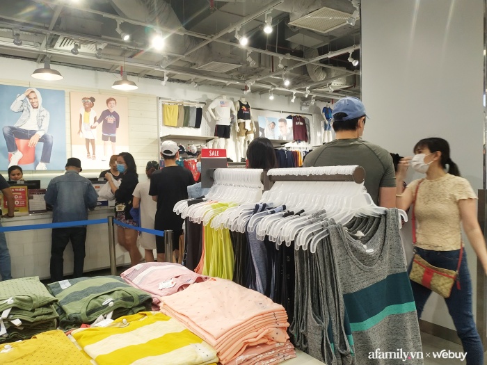 Cận cảnh Black Friday Sài Gòn: Hôm qua còn "heo hút", nay nhiều nơi vỡ trận - Ảnh 4. Cận cảnh Black Friday Sài Gòn: Hôm qua còn "heo hút", nay nhiều nơi vỡ trận - Ảnh 4.