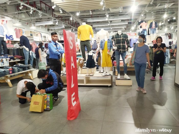 Cận cảnh Black Friday Sài Gòn: Hôm qua còn "heo hút", nay nhiều nơi vỡ trận - Ảnh 5. Cận cảnh Black Friday Sài Gòn: Hôm qua còn "heo hút", nay nhiều nơi vỡ trận - Ảnh 5.