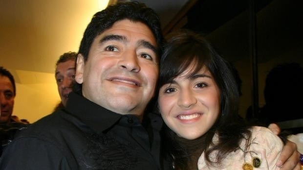 Là con cưng của huyền thoại Maradona nhưng chỉ vì 1 câu nói mà cô gái này bị tước quyền thừa kế - Ảnh 2.