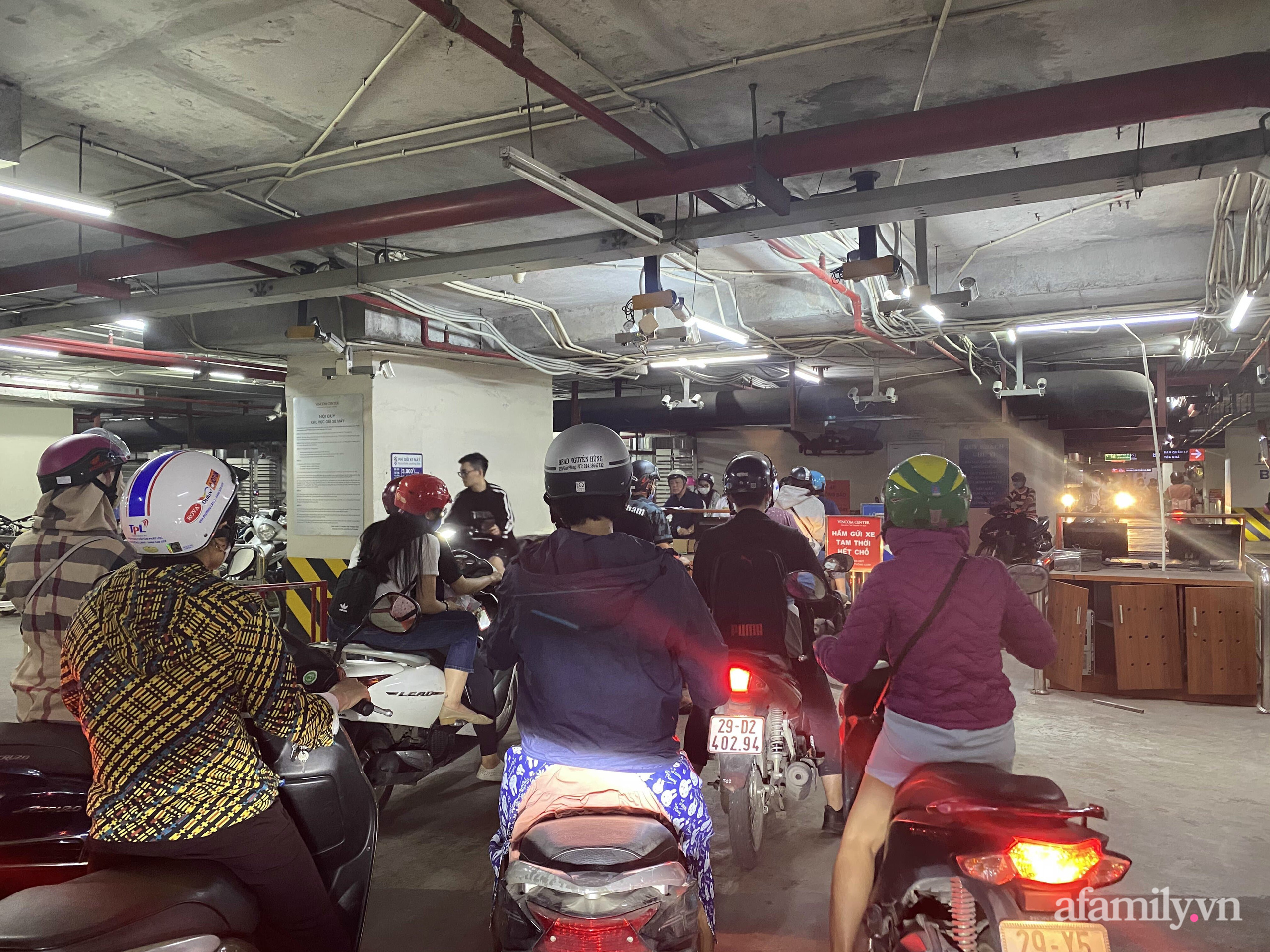Không khí mua sắm Black Friday tại Sài Gòn và Hà Nội: Hôm qua còn "heo hút", nay nhiều nơi vỡ trận - Ảnh 17. Không khí mua sắm Black Friday tại Sài Gòn và Hà Nội: Hôm qua còn "heo hút", nay nhiều nơi vỡ trận - Ảnh 17.