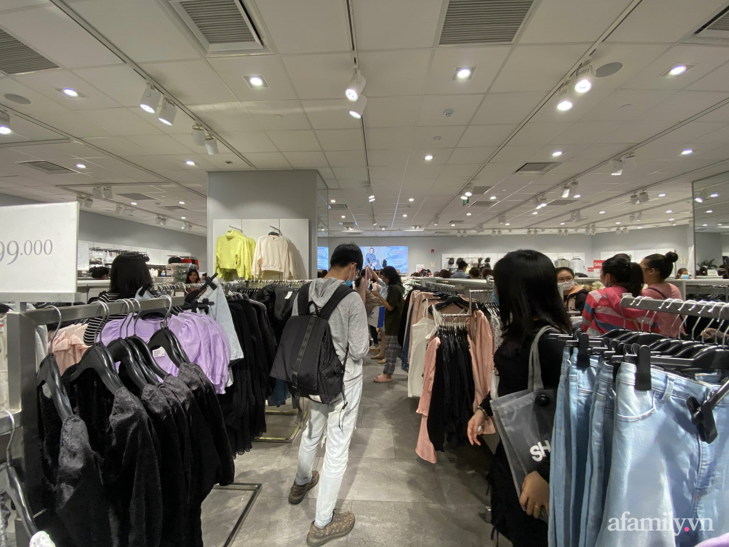 Không khí mua sắm Black Friday tại Sài Gòn và Hà Nội: Hôm qua còn "heo hút", nay nhiều nơi vỡ trận - Ảnh 18. Không khí mua sắm Black Friday tại Sài Gòn và Hà Nội: Hôm qua còn "heo hút", nay nhiều nơi vỡ trận - Ảnh 18.