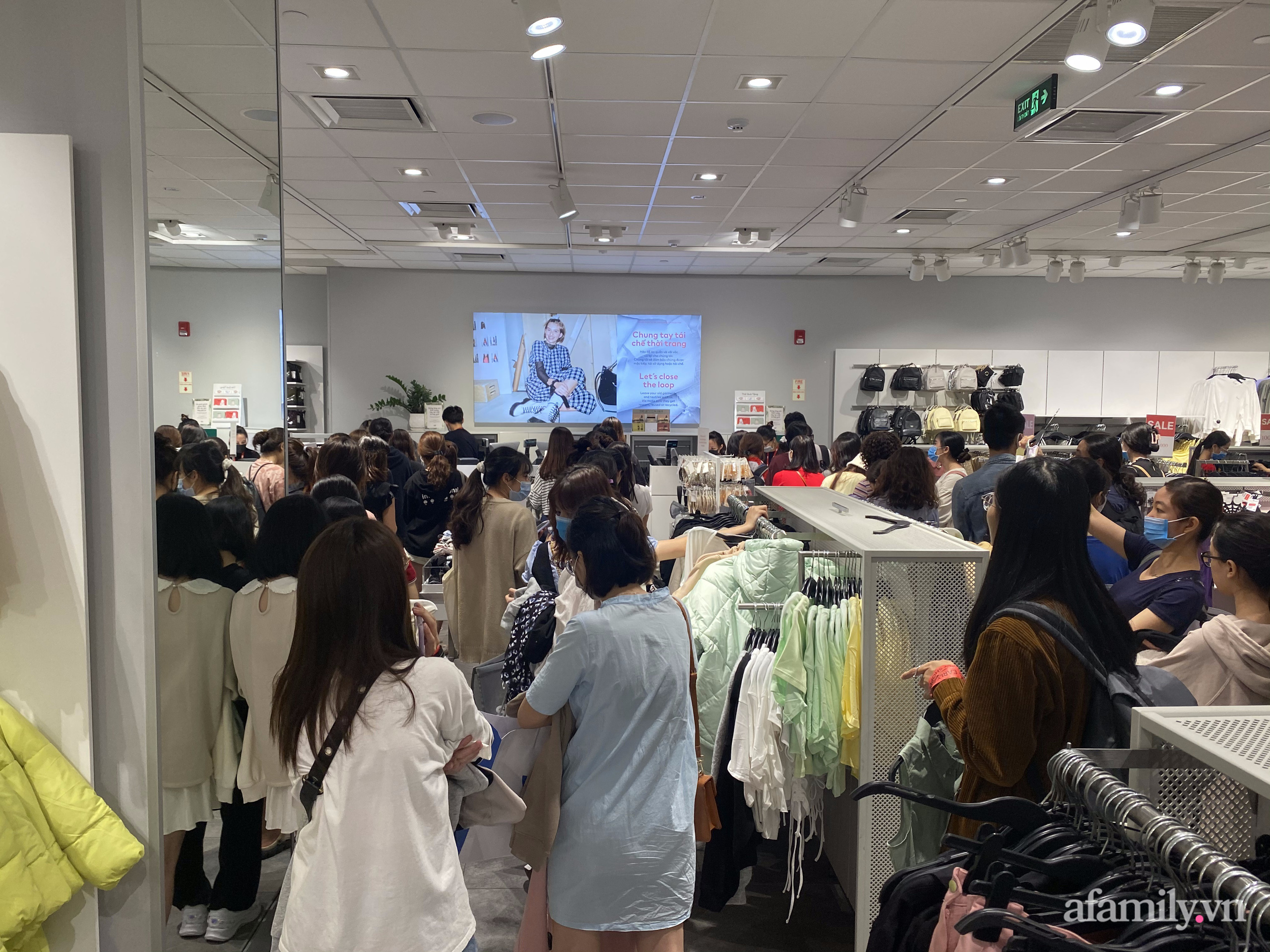 Không khí mua sắm Black Friday tại Sài Gòn và Hà Nội: Hôm qua còn "heo hút", nay nhiều nơi vỡ trận - Ảnh 24. Không khí mua sắm Black Friday tại Sài Gòn và Hà Nội: Hôm qua còn "heo hút", nay nhiều nơi vỡ trận - Ảnh 24.