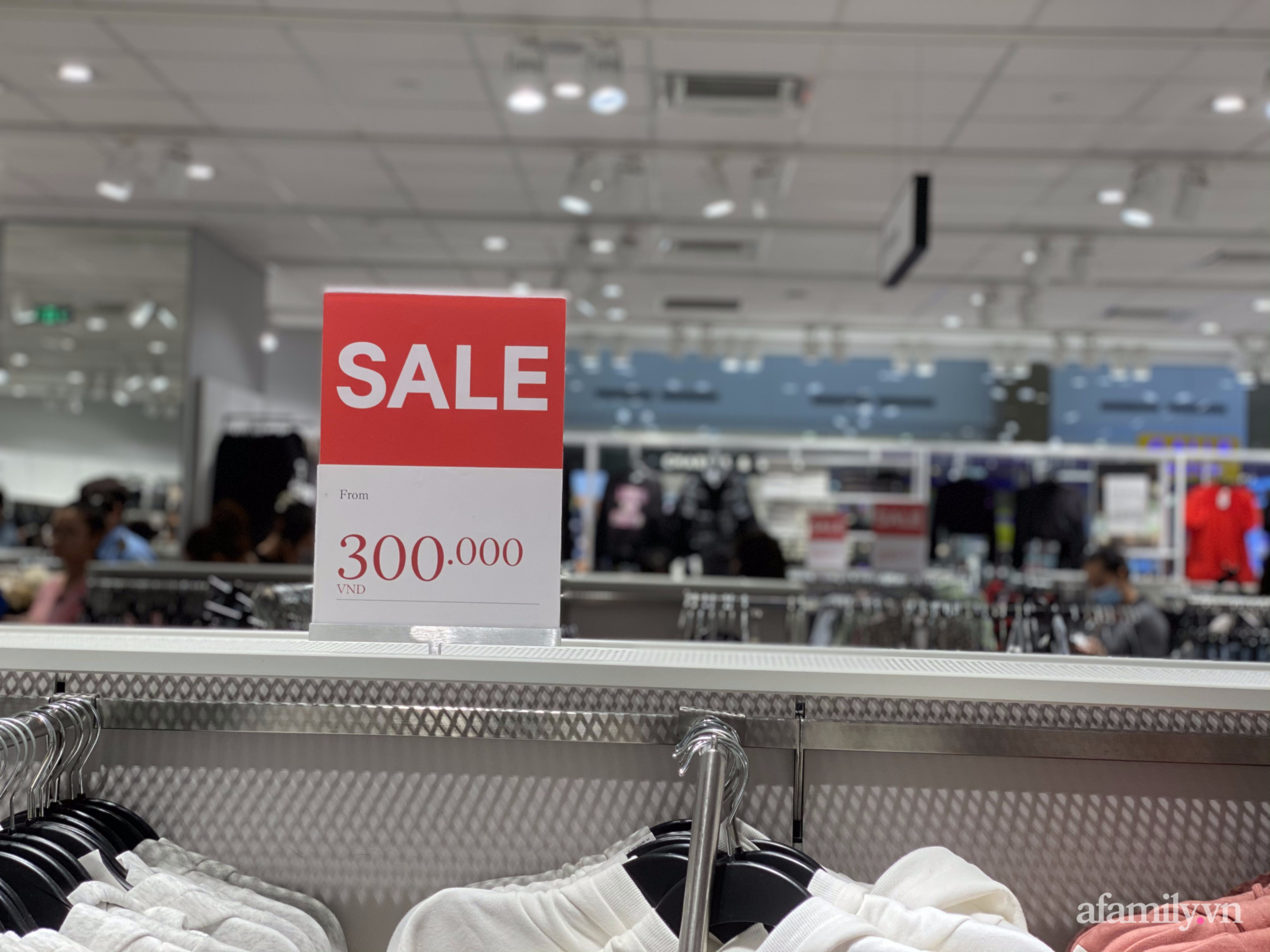 Không khí mua sắm Black Friday tại Sài Gòn và Hà Nội: Hôm qua còn "heo hút", nay nhiều nơi vỡ trận - Ảnh 19. Không khí mua sắm Black Friday tại Sài Gòn và Hà Nội: Hôm qua còn "heo hút", nay nhiều nơi vỡ trận - Ảnh 19.