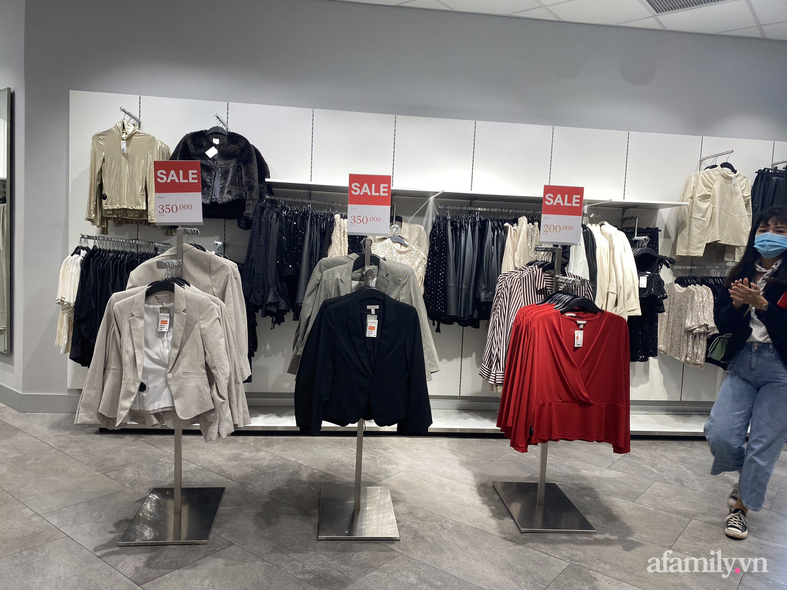 Không khí mua sắm Black Friday tại Sài Gòn và Hà Nội: Hôm qua còn "heo hút", nay nhiều nơi vỡ trận - Ảnh 25. Không khí mua sắm Black Friday tại Sài Gòn và Hà Nội: Hôm qua còn "heo hút", nay nhiều nơi vỡ trận - Ảnh 25.