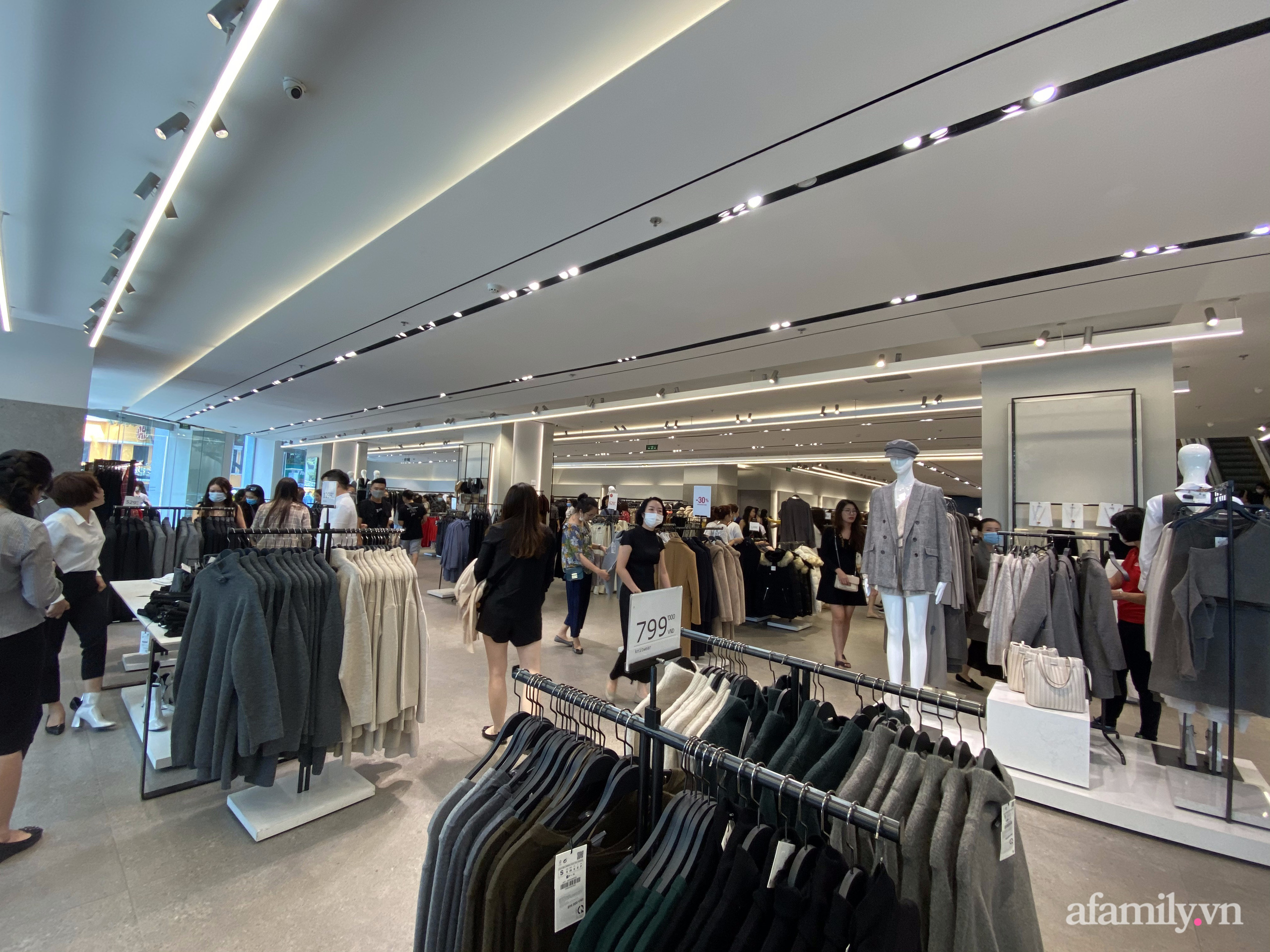 Không khí mua sắm Black Friday tại Sài Gòn và Hà Nội: Hôm qua còn "heo hút", nay nhiều nơi vỡ trận - Ảnh 23. Không khí mua sắm Black Friday tại Sài Gòn và Hà Nội: Hôm qua còn "heo hút", nay nhiều nơi vỡ trận - Ảnh 23.
