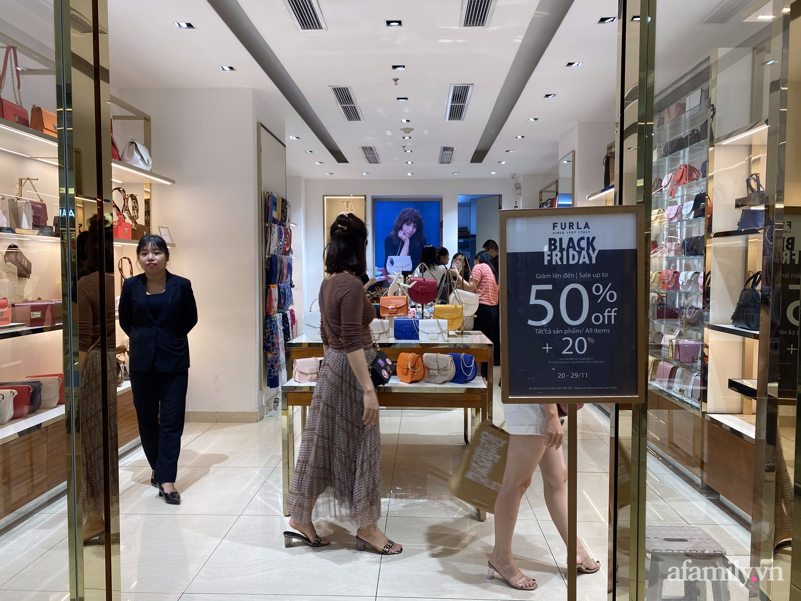 Không khí mua sắm Black Friday tại Sài Gòn và Hà Nội: Hôm qua còn "heo hút", nay nhiều nơi vỡ trận - Ảnh 22. Không khí mua sắm Black Friday tại Sài Gòn và Hà Nội: Hôm qua còn "heo hút", nay nhiều nơi vỡ trận - Ảnh 22.