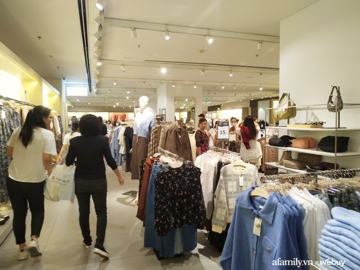 Không khí mua sắm Black Friday tại Sài Gòn và Hà Nội: Hôm qua còn "heo hút", nay nhiều nơi vỡ trận - Ảnh 13. Không khí mua sắm Black Friday tại Sài Gòn và Hà Nội: Hôm qua còn "heo hút", nay nhiều nơi vỡ trận - Ảnh 13.