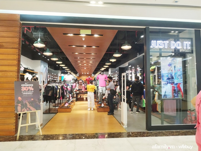 Không khí mua sắm Black Friday tại Sài Gòn và Hà Nội: Hôm qua còn "heo hút", nay nhiều nơi vỡ trận - Ảnh 16. Không khí mua sắm Black Friday tại Sài Gòn và Hà Nội: Hôm qua còn "heo hút", nay nhiều nơi vỡ trận - Ảnh 16.