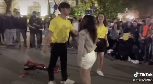 Tình cờ thấy bạn trai tỏ tình trên phố đi bộ, cô gái tức giận yêu cầu giải thích nhưng màn giả té ngã của `` đả nữ '' khiến ai cũng phẫn nộ - Ảnh 3. Tình cờ thấy bạn trai tỏ tình trên phố đi bộ, cô gái tức giận yêu cầu giải thích nhưng màn giả té ngã của `` đả nữ '' khiến ai cũng phẫn nộ - Ảnh 3.
