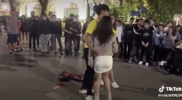 Tình cờ nhìn thấy bạn trai tỏ tình trên phố đi bộ, cô gái tức giận yêu cầu giải thích nhưng màn giả ngã của `` đả nữ '' khiến ai cũng phẫn nộ - Ảnh 2. Tình cờ nhìn thấy bạn trai tỏ tình trên phố đi bộ, cô gái tức giận yêu cầu giải thích nhưng màn giả té ngã của `` đả nữ '' khiến ai cũng phẫn nộ - Ảnh 2.