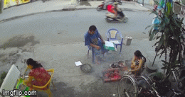 Đang nướng thịt đống than hoa bất ngờ nổ tung, nguyên nhân sau đó khiến nhiều người càng thêm cảnh giác - Ảnh 2. Đang nướng thịt đống than hoa bất ngờ nổ tung, nguyên nhân sau đó khiến nhiều người càng thêm cảnh giác - Ảnh 2.
