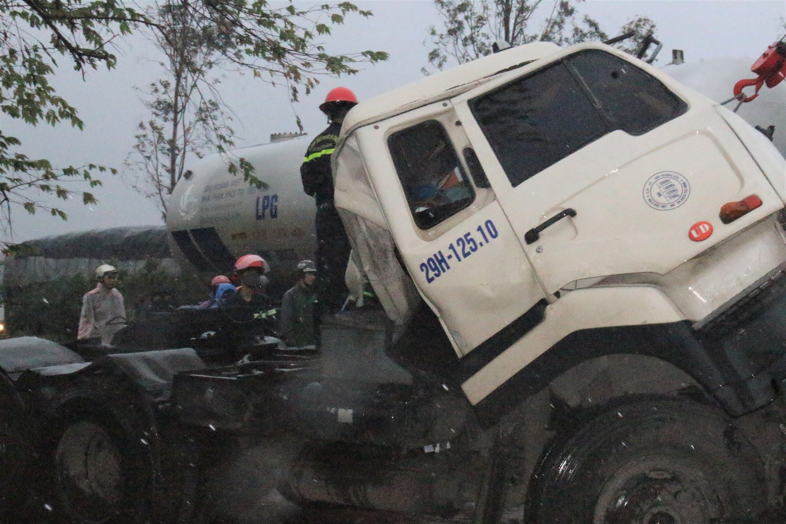 Xe đầu kéo tông xe tải dừng đèn đỏ ở Quảng Nam, 1 người chết - Ảnh 2.