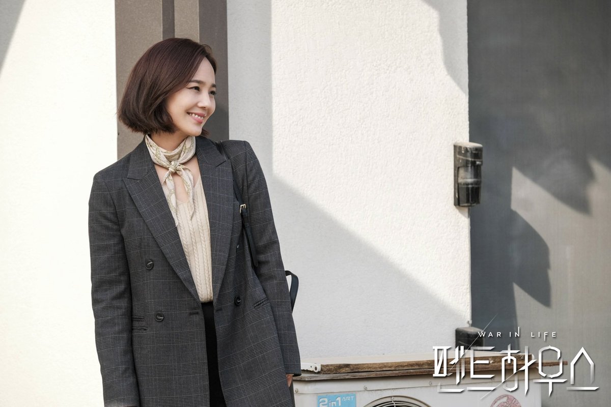 11 outfit công sở hot nhất trong các drama Hàn: Đơn giản và chuẩn thanh lịch, xua tan nỗi lo mặc xấu khi đi làm - Ảnh 7. 11 outfit công sở hot nhất trong các drama Hàn: Đơn giản và chuẩn thanh lịch, xua tan nỗi lo mặc xấu khi đi làm - Ảnh 7.