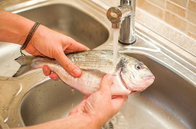 Bí quyết nấu canh cá không bị nát và tanh: Chỉ cần nằm lòng 4 công đoạn sau, chị em sẽ đá bay mùi tanh khi nấu canh cá! - Ảnh 2.
