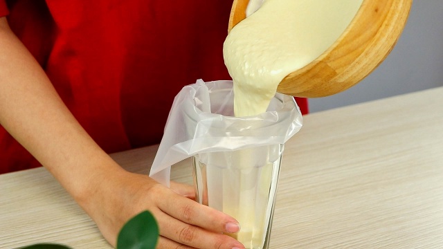 Mách chị em cách làm bánh sữa chua cực kỳ đơn giản: Chỉ 30 phút là có ngay món ăn vặt thơm ngon, &quot;gây nghiện&quot; vô cùng! - Ảnh 4.