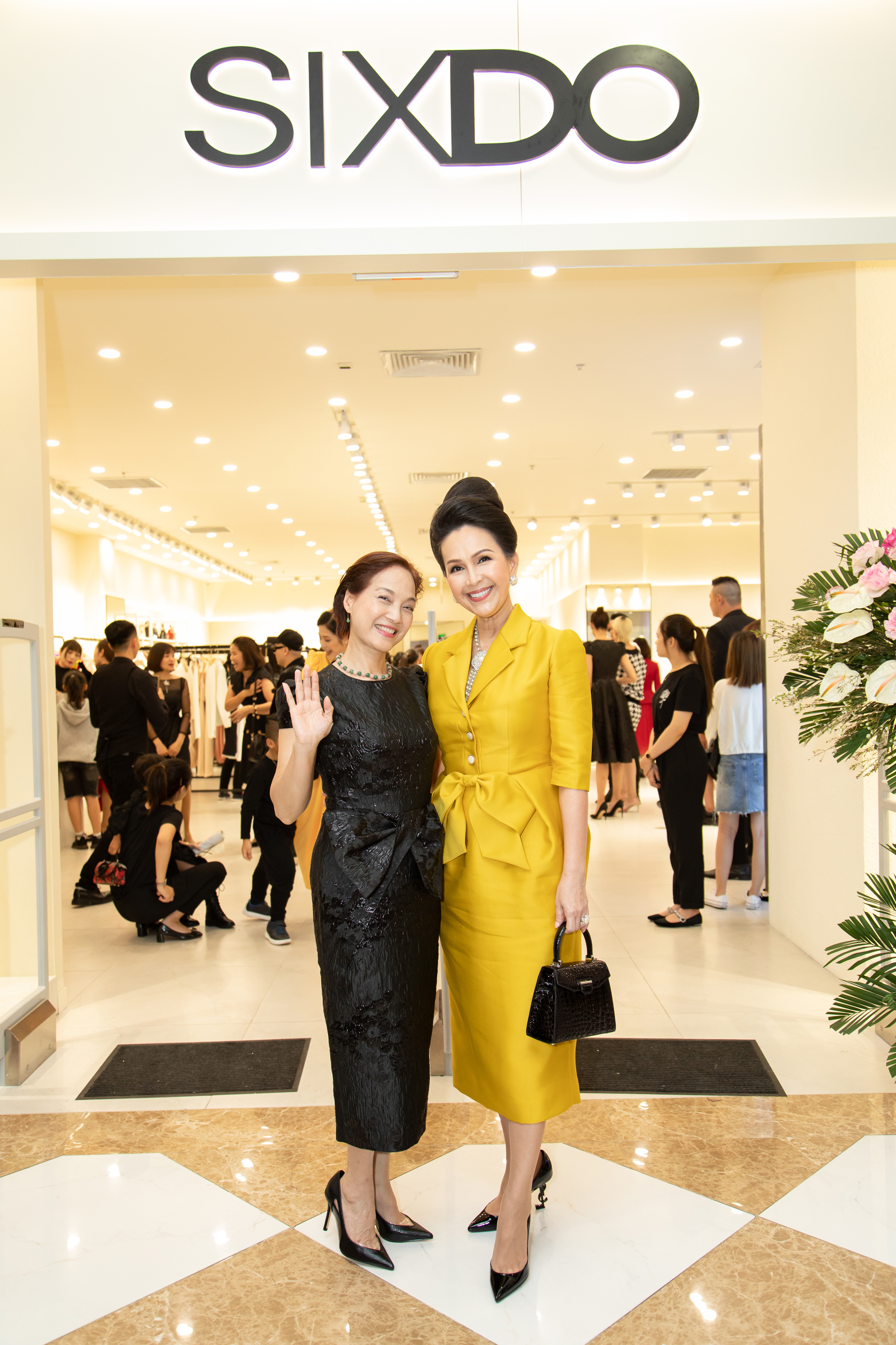 "Gái già" Lan Ngọc đẹp dịu dàng với đầm đen cổ điển, Á hậu Phương Nga "lẻ bóng" mà vẫn gợi cảm tột cùng trong thiết kế của NTK Đỗ Mạnh Cường - Ảnh 4. "Gái già" Lan Ngọc đẹp dịu dàng với đầm đen cổ điển, Á hậu Phương Nga "lẻ bóng" mà vẫn gợi cảm tột cùng trong thiết kế của NTK Đỗ Mạnh Cường - Ảnh 4.