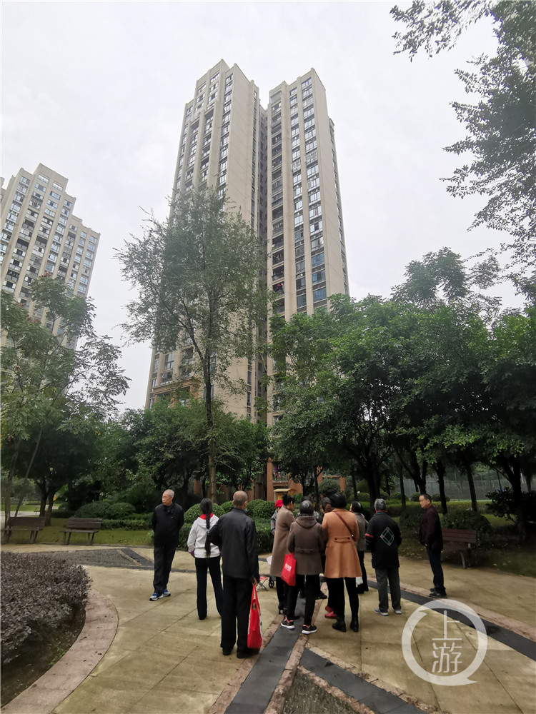 Hai cháu bé tử vong sau khi ngã từ tầng 15, bố ruột có mặt ở nhà nhưng không biết, đến khi được thông báo mới hoảng loạn tìm con - Ảnh 1. Hai cháu bé tử vong sau khi ngã từ tầng 15, bố ruột có mặt ở nhà nhưng không biết, đến khi được thông báo mới hoảng loạn tìm con - Ảnh 1.