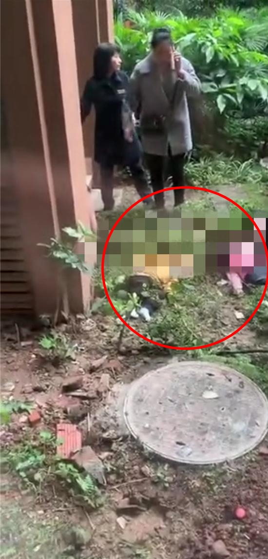 Hai cháu bé tử vong sau khi ngã từ tầng 15, bố ruột có mặt ở nhà nhưng không biết, đến khi được thông báo mới hoảng loạn tìm con - Ảnh 2. Hai cháu bé tử vong sau khi ngã từ tầng 15, bố ruột có mặt ở nhà nhưng không biết, đến khi được thông báo mới hoảng loạn tìm con - Ảnh 2.