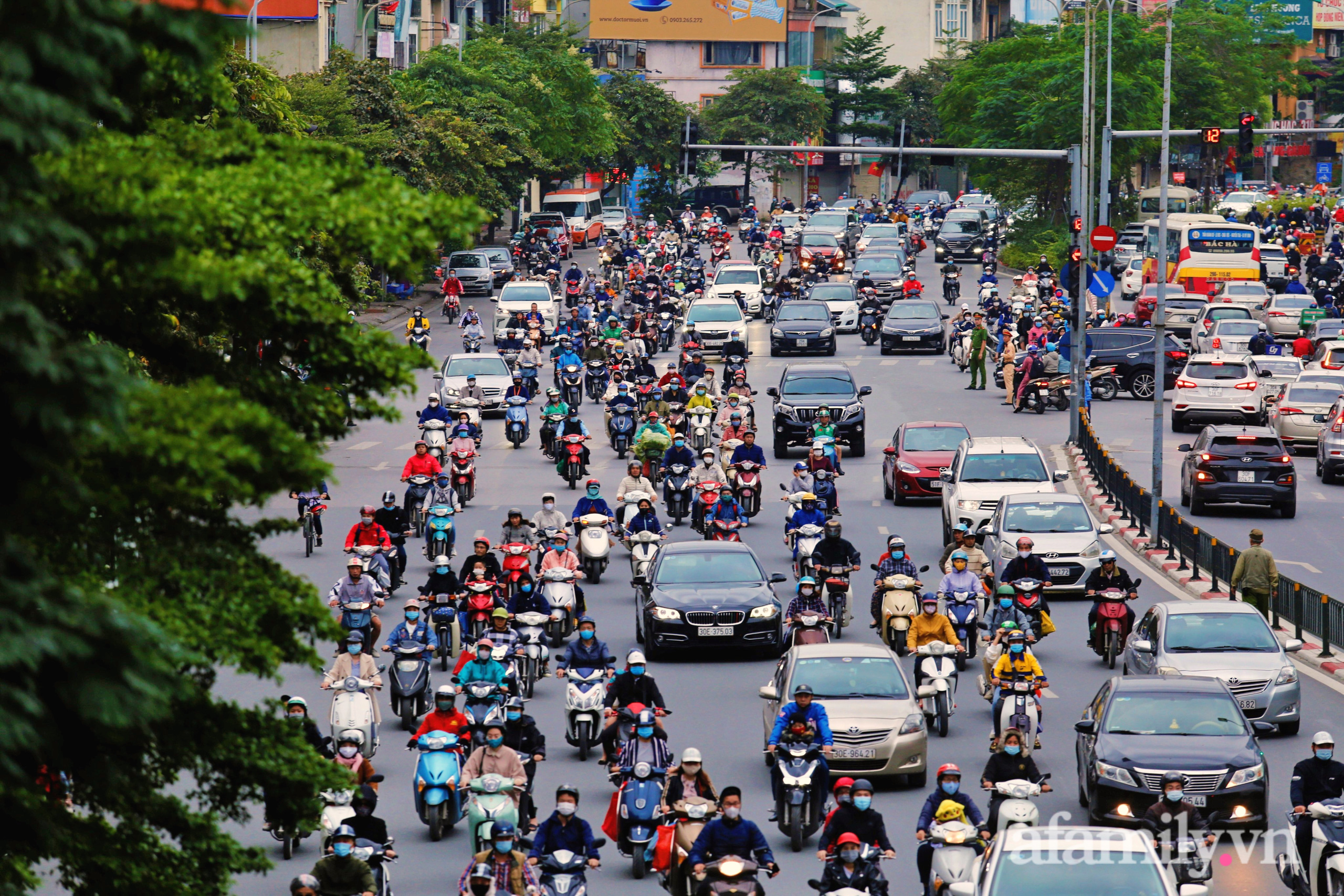 Sáng mở mắt thấy Đông về với Hà Nội, áo khoác dày, khăn quấn cổ và những  cái "chợp mắt" vì ngái ngủ