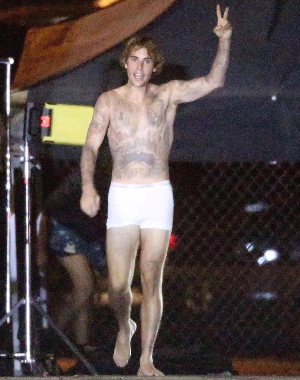 Lộ loạt ảnh Justin Bieber hớn hở, mặc độc mỗi quần lót khoe body săn chắc trên phim trường - Ảnh 4.