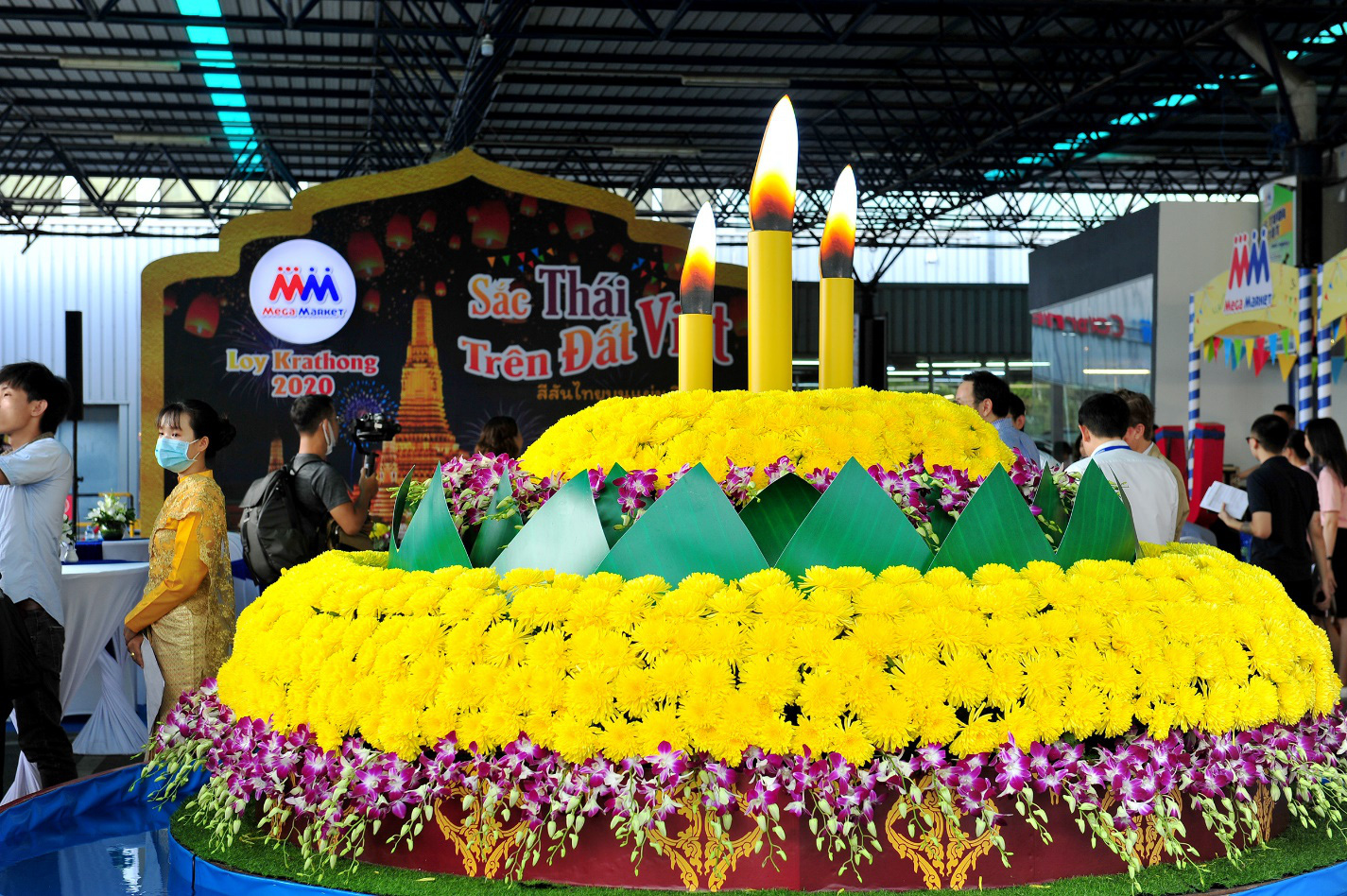 Đến MM Mega Market: Trải nghiệm lễ hội thả đèn và mua hàng Thái với giá hấp dẫn - Ảnh 1.