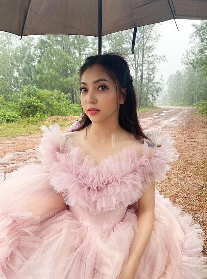 Nam sinh Bắc Ninh mặc váy cô dâu xinh đẹp như con gái
