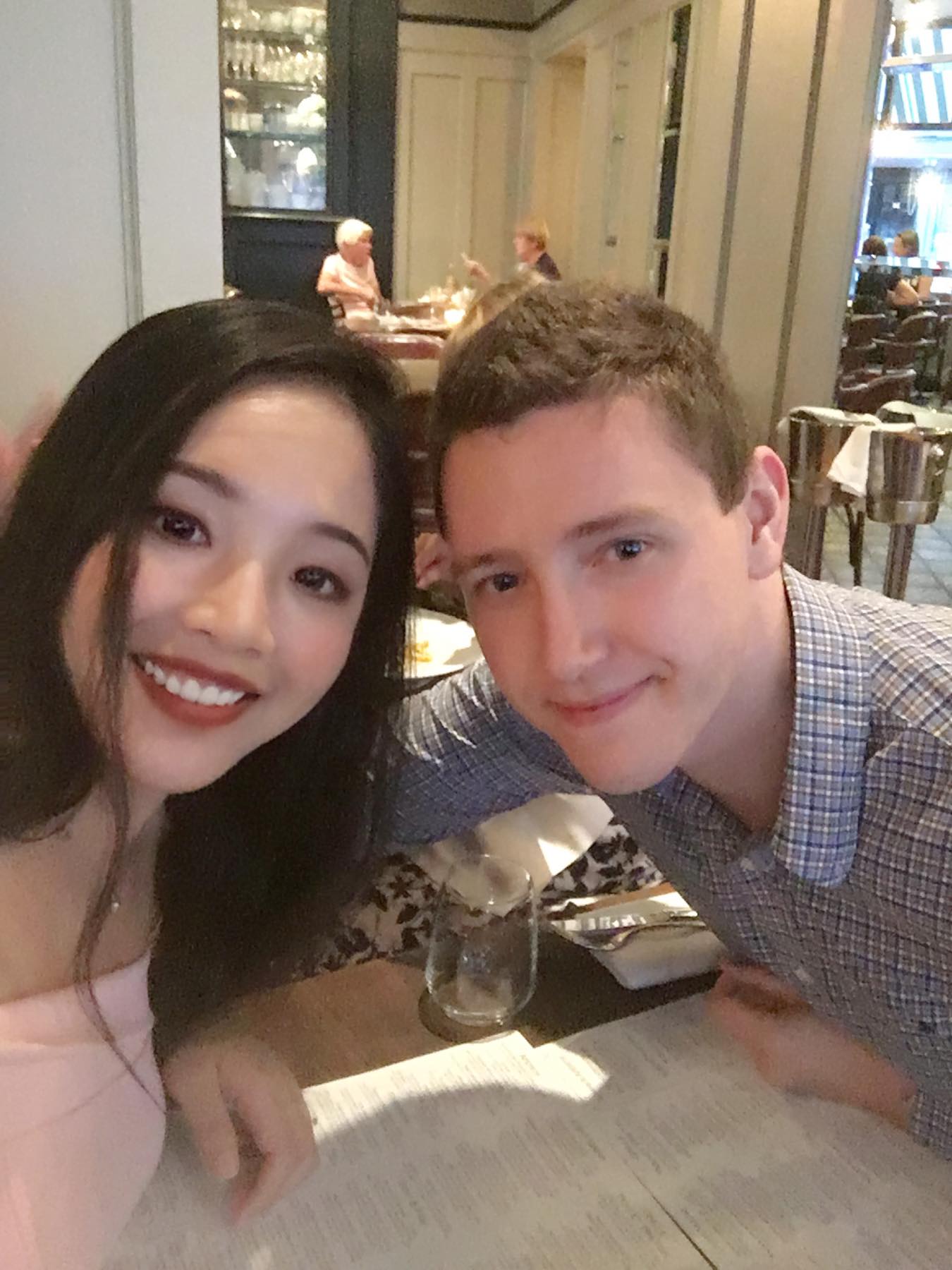 Chuyện tình của cô gái Việt và chàng trai Anh quốc kém tuổi: Màn cầu hôn đầy nước mắt, mẹ chồng nhắn nhủ con trai một điều duy nhất cần làm với con dâu! - Ảnh 2.