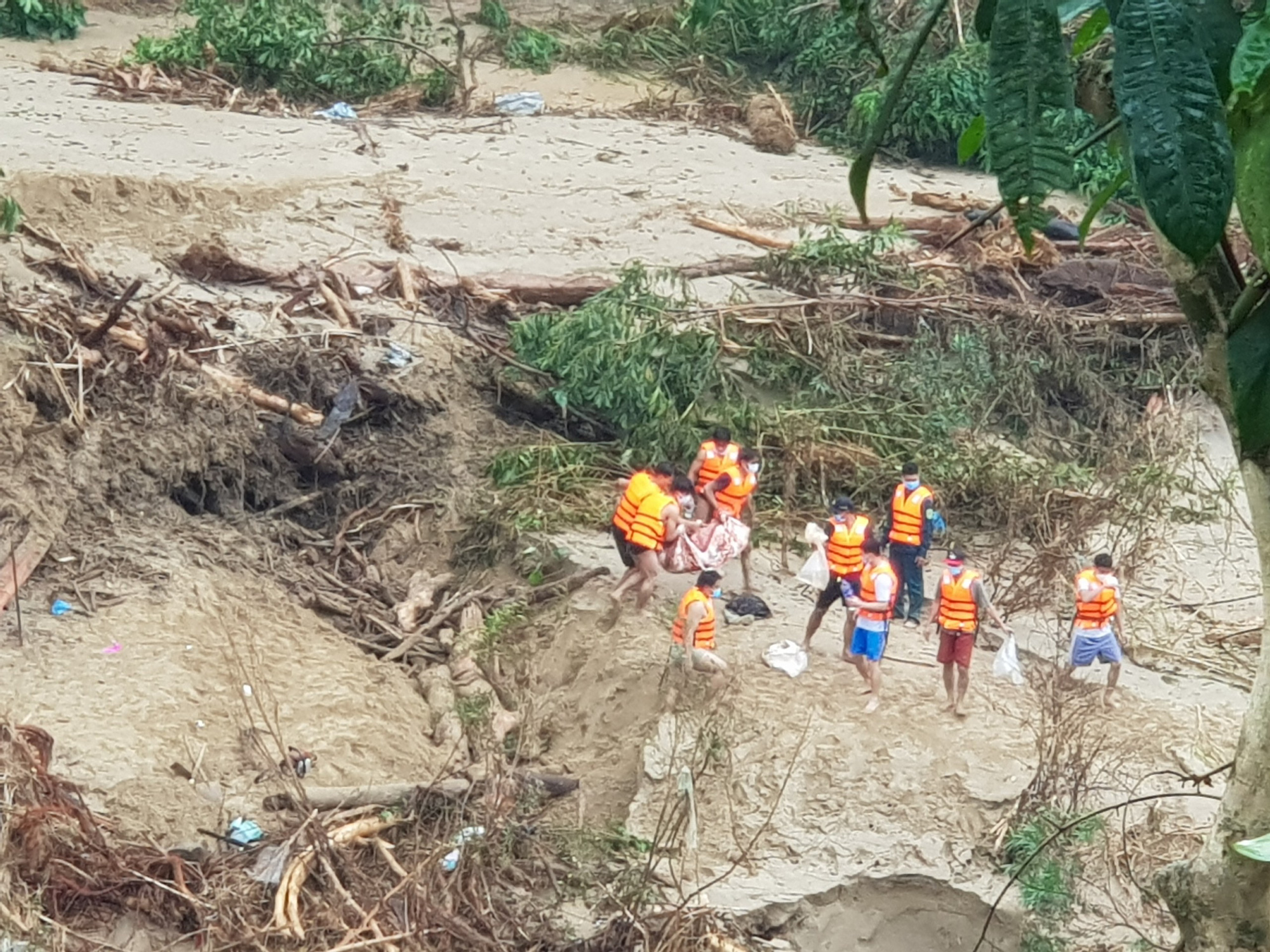 Lở núi Trà Leng: Tìm được thi thể thứ 9 là một bé gái, còn 13 người mất tích - Ảnh 2.