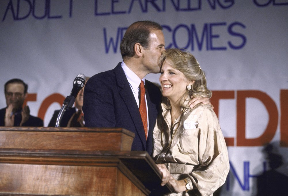 "Hậu phương" của ông Biden: Vị phu nhân gần 70 tuổi "sắc nước hương trời" với gu thời trang thanh lịch, giản dị đậm nét hoàng gia - Ảnh 6. "Hậu phương" của ông Biden: Vị phu nhân gần 70 tuổi "sắc nước hương trời" với gu thời trang thanh lịch, giản dị đậm nét hoàng gia - Ảnh 6.