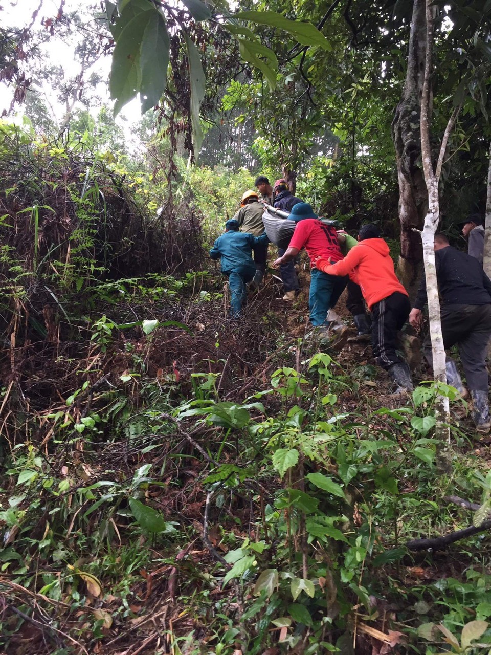 Quảng Nam: Vượt 20 km đường núi khiêng sản phụ bị động thai đi cấp cứu nhưng chỉ cứu được mẹ, thai nhi 4 tháng tuổi không qua khỏi - Ảnh 1.