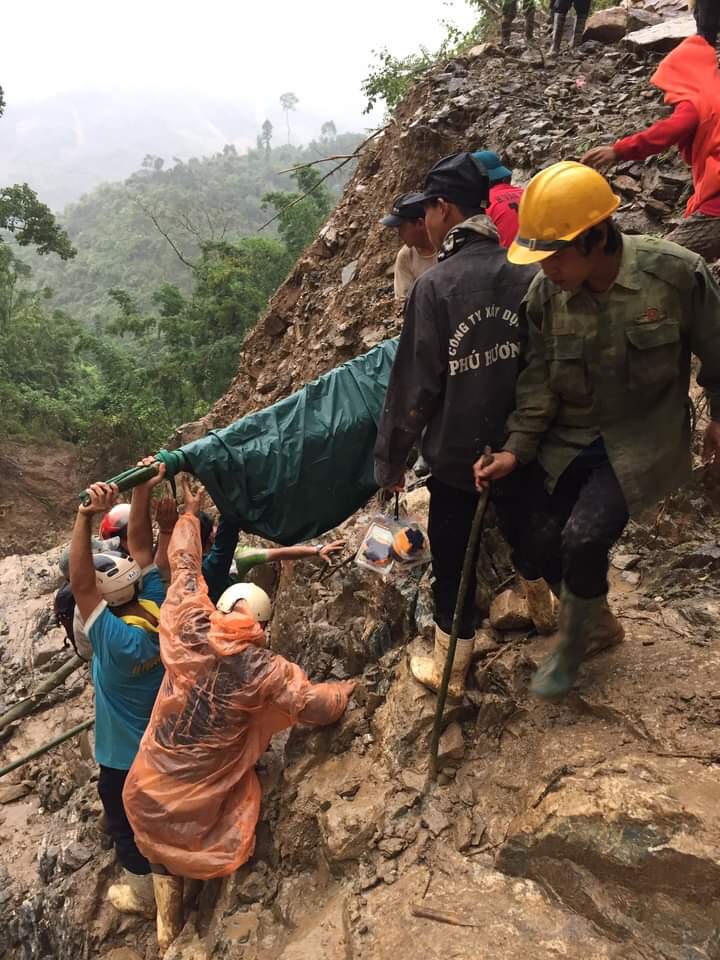 Quảng Nam: Vượt 20 km đường núi khiêng sản phụ bị động thai đi cấp cứu nhưng chỉ cứu được mẹ, thai nhi 4 tháng tuổi không qua khỏi - Ảnh 2.