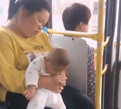 Mẹ và em bé cùng ngủ gật trên xe bus, người xem không khỏi trầm trồ: Đúng là con ruột! - Ảnh 2.