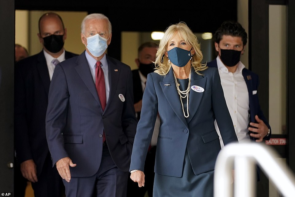 "Hậu phương" của ông Biden: Vị phu nhân gần 70 tuổi "sắc nước hương trời" với gu thời trang thanh lịch, giản dị đậm nét hoàng gia - Ảnh 7. "Hậu phương" của ông Biden: Vị phu nhân gần 70 tuổi "sắc nước hương trời" với gu thời trang thanh lịch, giản dị đậm nét hoàng gia - Ảnh 7.
