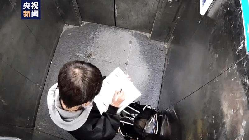 Bé trai bị kẹt trong thang máy suốt 20 phút nhưng vẫn bình tĩnh làm bài tập về nhà, gây sốc nhất là câu nói khi được cứu thoát - Ảnh 1.