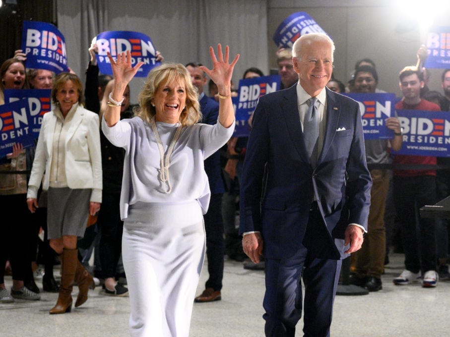 "Hậu phương" của ông Biden: Vị phu nhân gần 70 tuổi "sắc nước hương trời" với gu thời trang thanh lịch, giản dị đậm nét hoàng gia - Ảnh 8. "Hậu phương" của ông Biden: Vị phu nhân gần 70 tuổi "sắc nước hương trời" với gu thời trang thanh lịch, giản dị đậm nét hoàng gia - Ảnh 8.