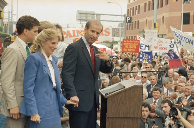 "Hậu phương" của ông Biden: Vị phu nhân gần 70 tuổi "sắc nước hương trời" với gu thời trang thanh lịch, giản dị đậm nét hoàng gia - Ảnh 3. "Hậu phương" của ông Biden: Vị phu nhân gần 70 tuổi "sắc nước hương trời" với gu thời trang thanh lịch, giản dị đậm nét hoàng gia - Ảnh 3.