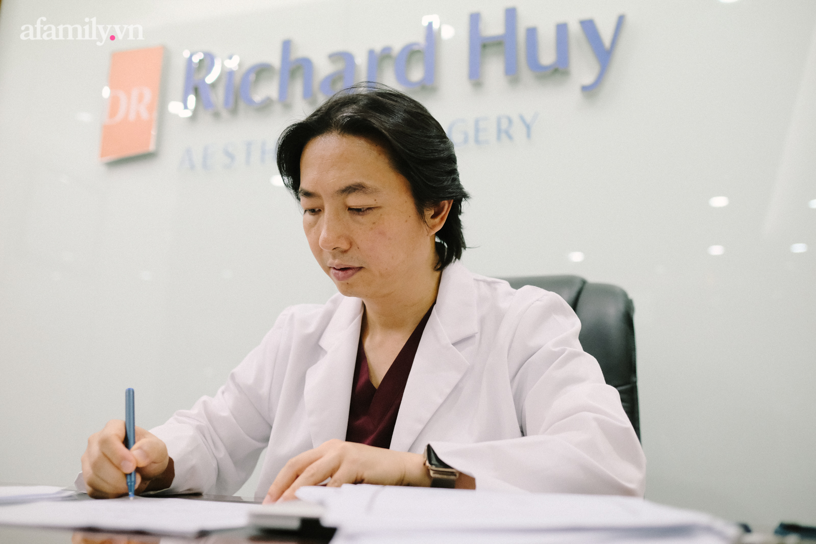 Vị b&aacute;c sĩ trực tiếp thực hiện thẩm mỹ cho Đức Ph&uacute;c v&agrave; h&agrave;ng ng&agrave;n ca lột x&aacute;c đỉnh cao: L&agrave; &ldquo;người h&ugrave;ng&rdquo; ph&ograve;ng mổ nhưng vẫn lu&ocirc;n thấy c&oacute; lỗi với vợ v&igrave; l&yacute; do n&agrave;y - Ảnh 1.