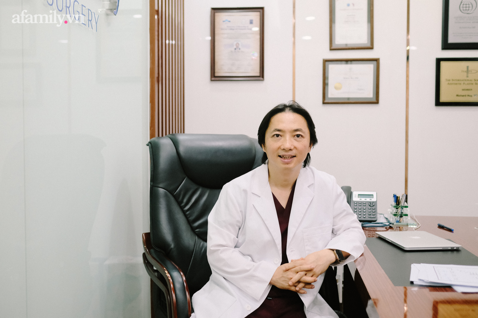 Vị b&aacute;c sĩ trực tiếp thực hiện thẩm mỹ cho Đức Ph&uacute;c v&agrave; h&agrave;ng ng&agrave;n ca lột x&aacute;c đỉnh cao: L&agrave; &ldquo;người h&ugrave;ng&rdquo; ph&ograve;ng mổ nhưng vẫn lu&ocirc;n thấy c&oacute; lỗi với vợ v&igrave; l&yacute; do n&agrave;y - Ảnh 10.