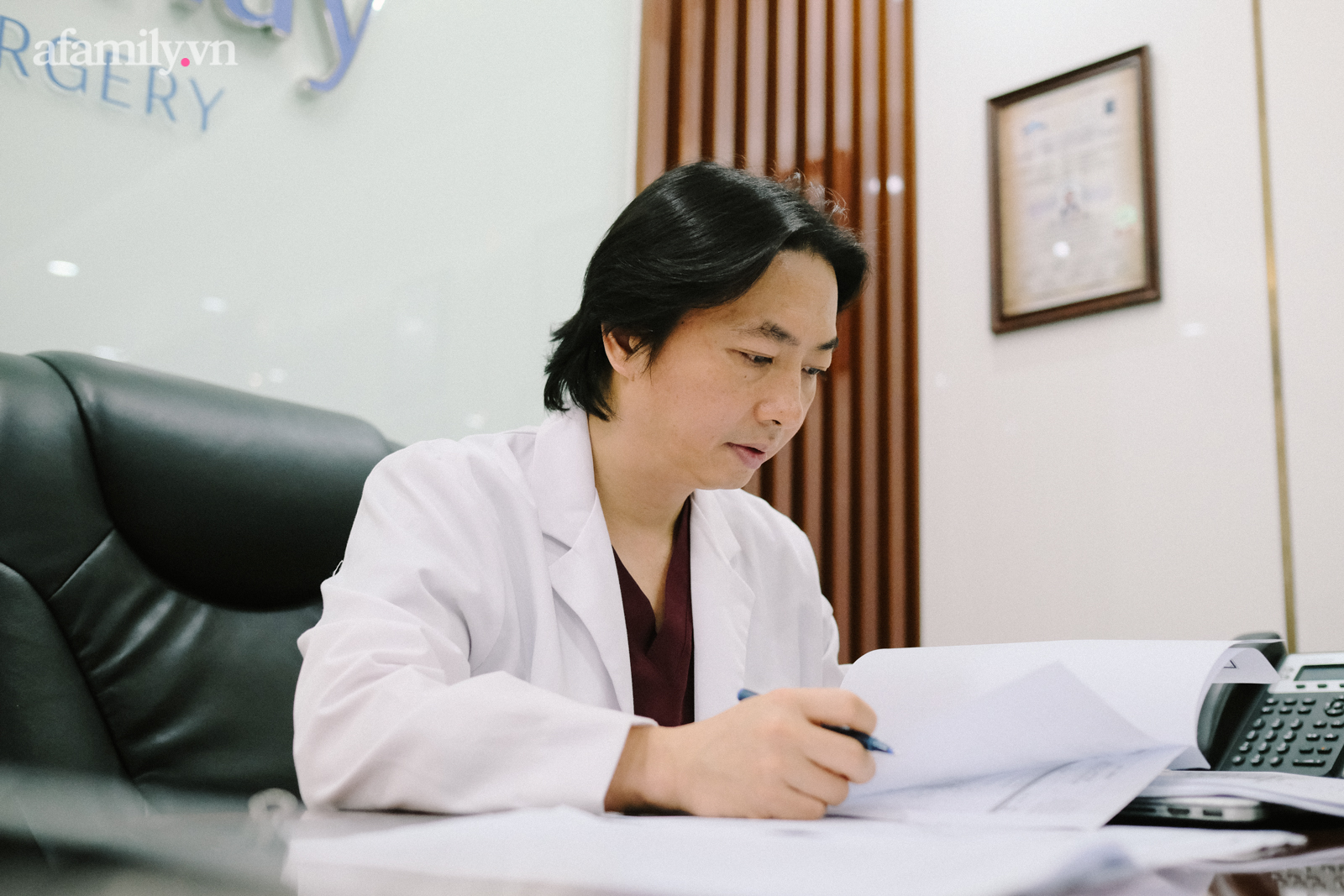 Vị b&aacute;c sĩ trực tiếp thực hiện thẩm mỹ cho Đức Ph&uacute;c v&agrave; h&agrave;ng ng&agrave;n ca lột x&aacute;c đỉnh cao: L&agrave; &ldquo;người h&ugrave;ng&rdquo; ph&ograve;ng mổ nhưng vẫn lu&ocirc;n thấy c&oacute; lỗi với vợ v&igrave; l&yacute; do n&agrave;y - Ảnh 11.